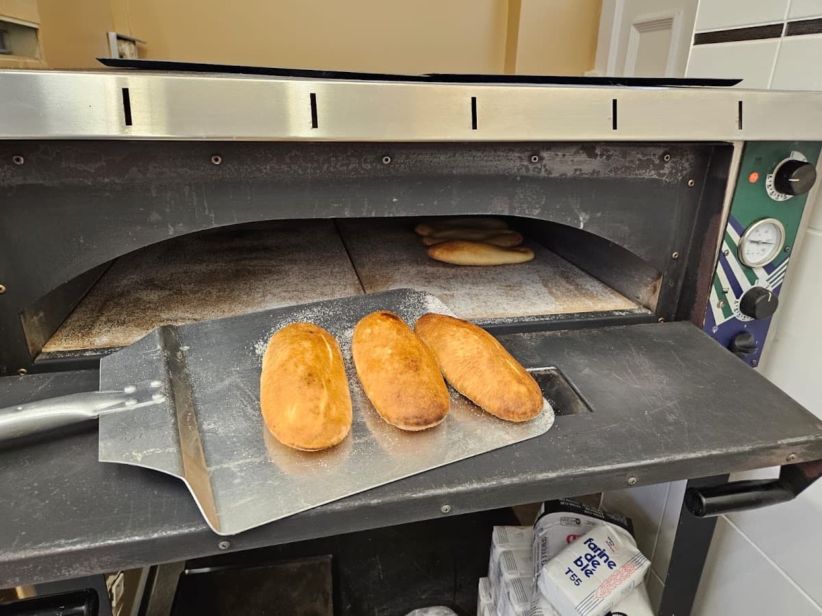 Pains maison cuits sur place chez Chikano